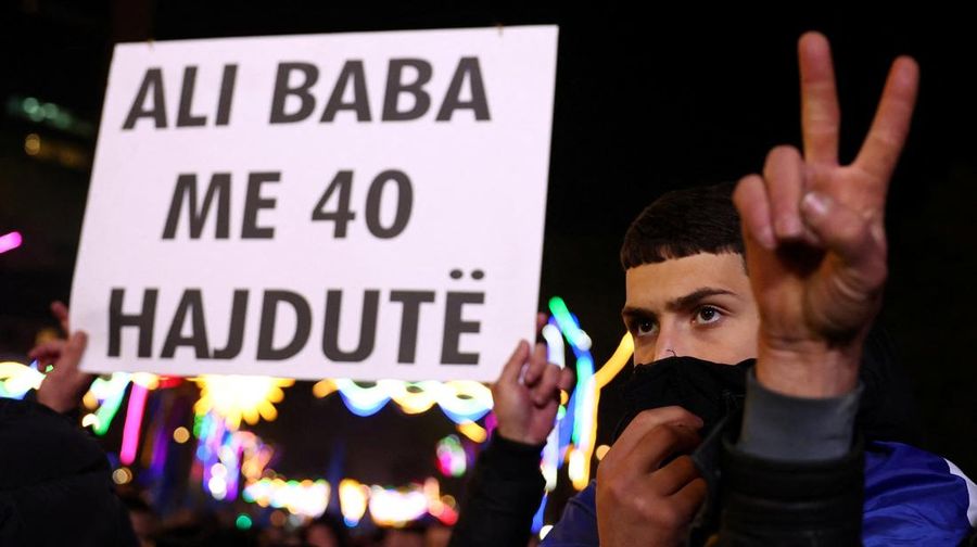 Ricuh saat pendukung oposisi menghadiri protes anti-pemerintah di Tirana, Albania, Senin (22/12/2025). (REUTERS/Florion Goga)