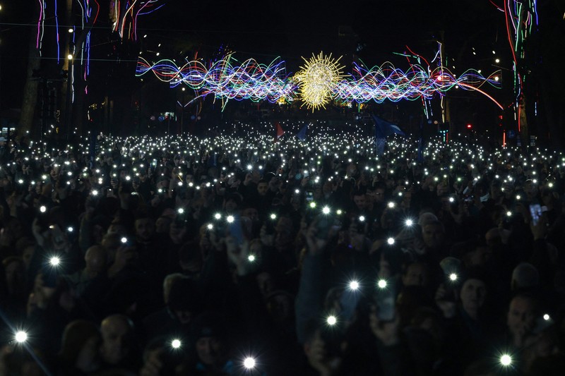 Ricuh saat pendukung oposisi menghadiri protes anti-pemerintah di Tirana, Albania, Senin (22/12/2025). (REUTERS/Florion Goga)