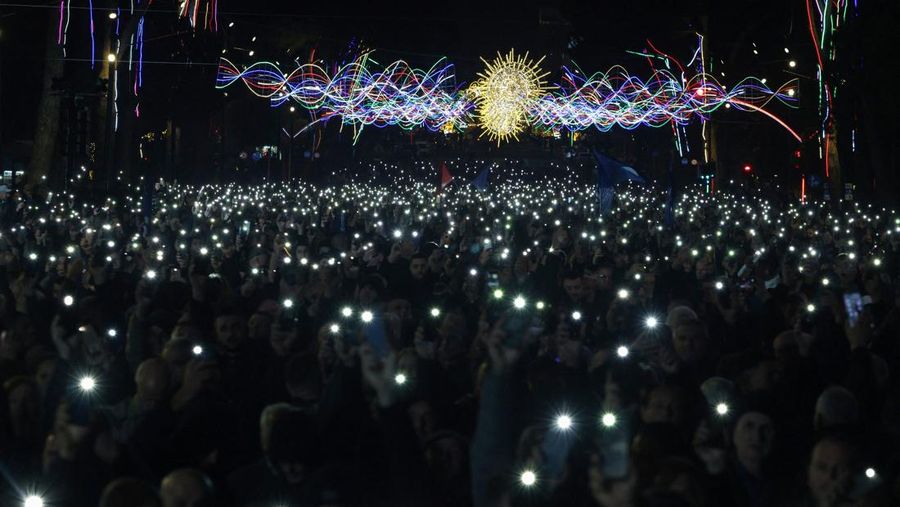 Ricuh saat pendukung oposisi menghadiri protes anti-pemerintah di Tirana, Albania, Senin (22/12/2025). (REUTERS/Florion Goga)