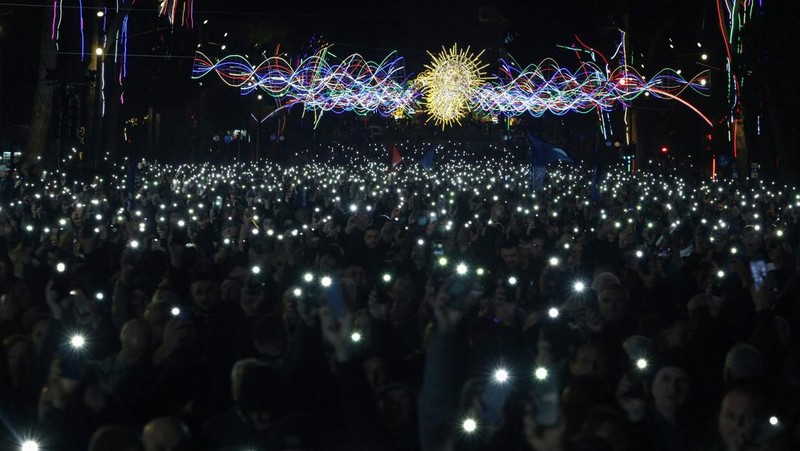 Ricuh saat pendukung oposisi menghadiri protes anti-pemerintah di Tirana, Albania, Senin (22/12/2025). (REUTERS/Florion Goga)