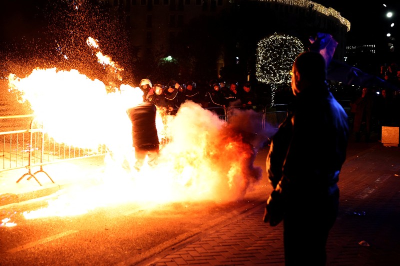 Ricuh saat pendukung oposisi menghadiri protes anti-pemerintah di Tirana, Albania, Senin (22/12/2025). (REUTERS/Florion Goga)