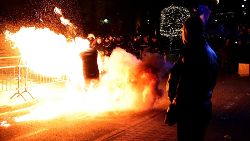 Ricuh saat pendukung oposisi menghadiri protes anti-pemerintah di Tirana, Albania, Senin (22/12/2025). (REUTERS/Florion Goga)
