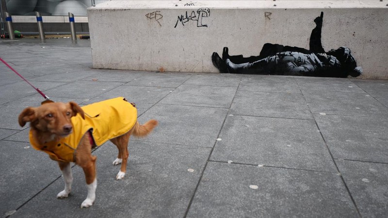 Seseorang berjalan melewati mural baru yang dilaporkan karya seniman anonim Banksy, di Tottenham Court Road, London, Inggris, 22 Desember 2025. (REUTERS/Isabel Infantes)