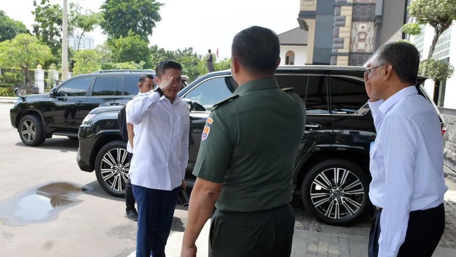 Sekretaris Kabinet Teddy Indra Wijaya menerima kedatangan Menteri Pekerjaan Umum, Dody Hanggodo, di Kantor Sekretariat Kabinet untuk mengecek proses pemulihan dan pembangunan berbagai macam fasilitas pascabencana di Sumatra. Selanjutnya, Seskab bersama Menteri PU menuju Mabes TNI AD untuk berdiskusi dengan Kepala Staf Angkatan Darat bersama tim Kementerian PU dan TNI-AD. (Instagram/sekretariat.kabinet)