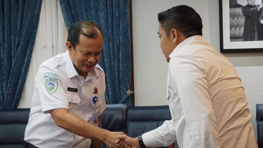 Sekretaris Kabinet Teddy Indra Wijaya menerima kunjungan Kepala BMKG, Prof. Teuku Faisal Fathani di Kantor Sekretariat Kabinet, Senin (22/12). (Instagram/sekretariat.kabinet)