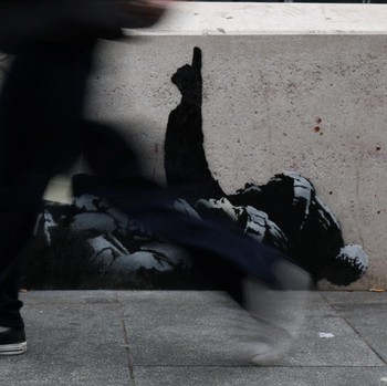 Viral! Penampakan Mural Dua Anak Tatap Langit Muncul di London