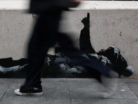 Viral! Penampakan Mural Dua Anak Tatap Langit Muncul di London