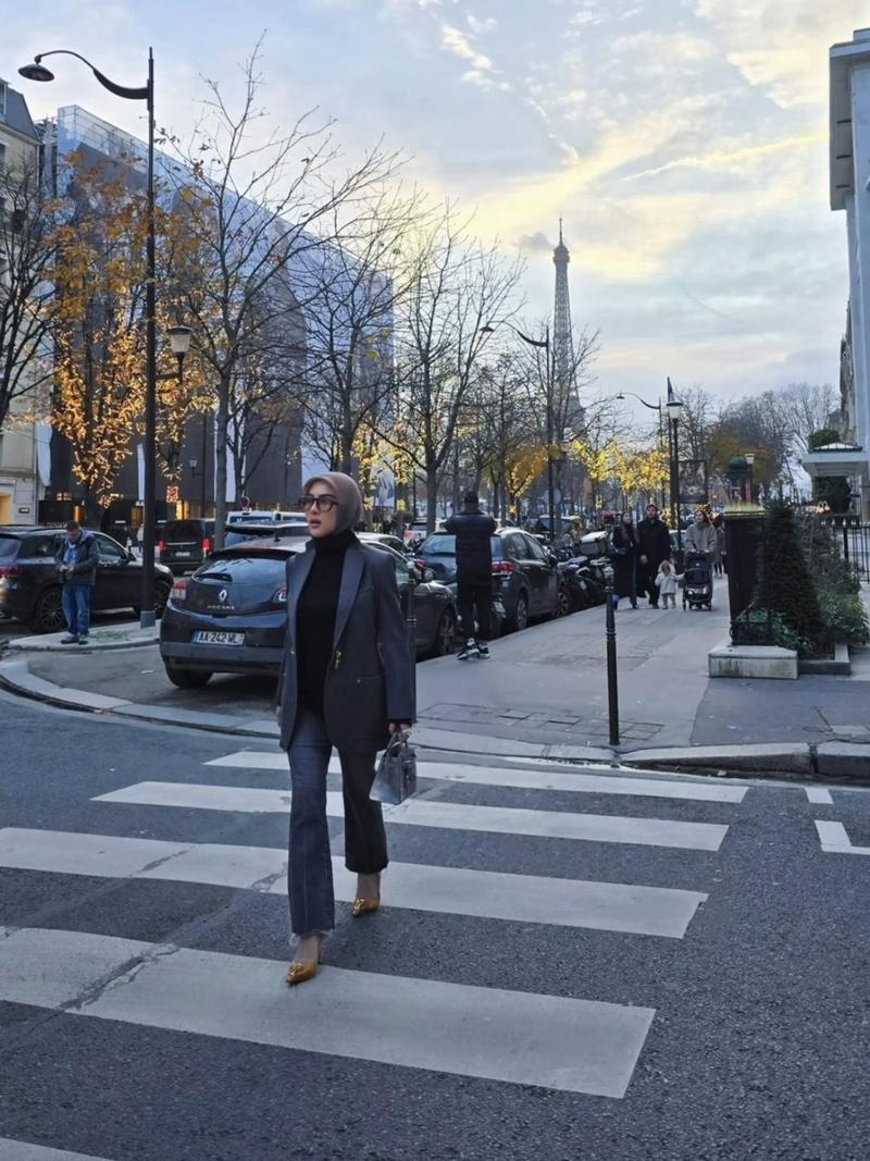 Gaya Kembar Nagita Slavina & Syahrini di Paris, Pakai Blazer Rp 123 Juta