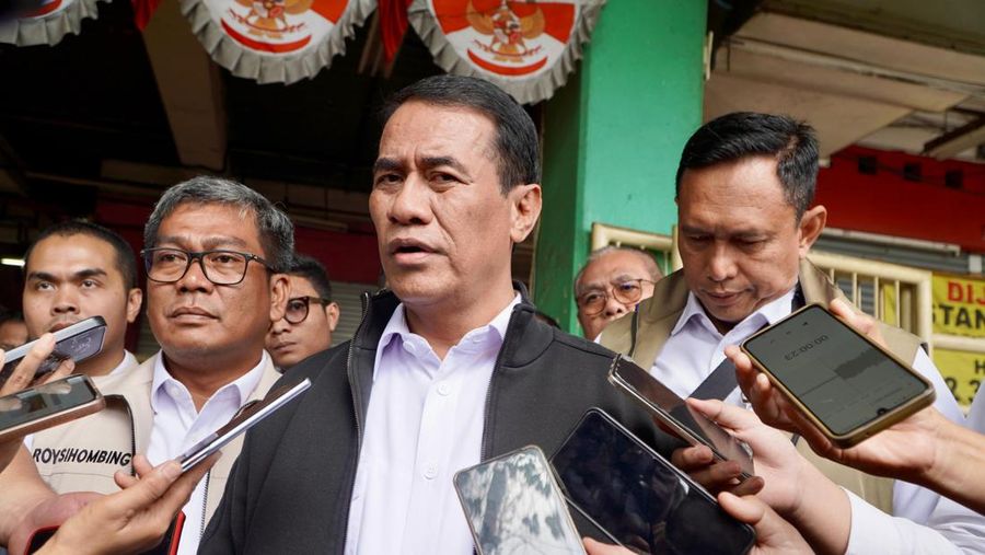 Temuan MinyaKita Melebihi HET, Mentan/Kepala Bapanas Amran Langsung Serahkan Barang Bukti untuk Penindakan  di Pasar Wonokromo, Surabaya, Jawa Timur pada Selasa (23/12/2025). (Dok. Bapanas)