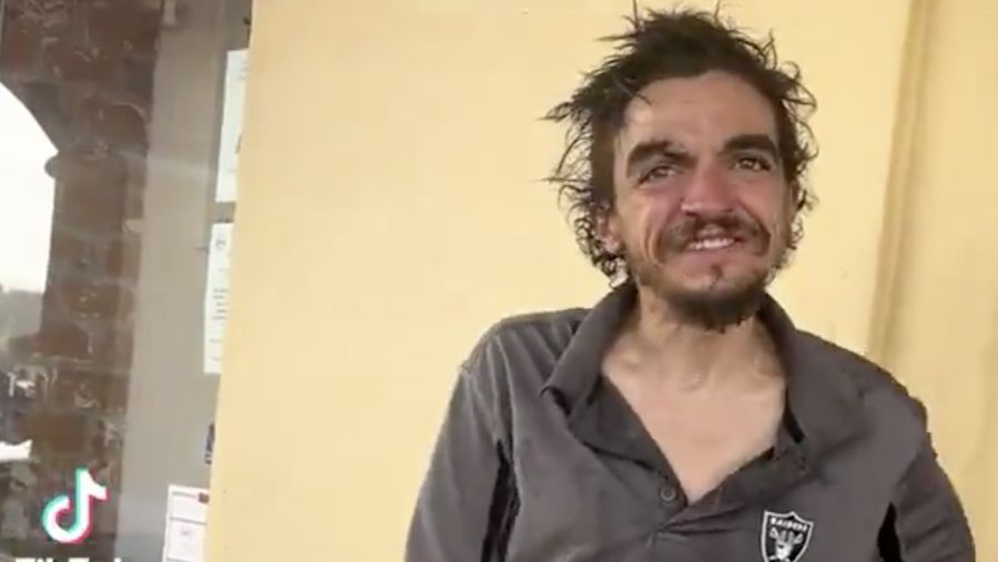 Tylor Chase, yang terkenal karena memerankan Martin Qwerly di serial Nickelodeon Ned&rsquo;s Declassified School Survival Guide, tinggal di jalanan di California. (Tangkapan Layar Video Tiktok/ricecrackerspov)