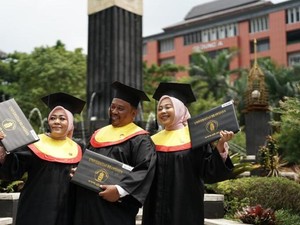Ayah, Ibu dan Anak Diwisuda Barengan: Momen Paling Amazing