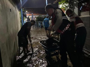 Respons Cepat Polres Probolinggo Bantu Warga Terdampak Banjir di Dringu