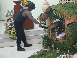 Polisi Kawal Pelaksanaan Misa Natal di Puluhan Gereja Trenggalek