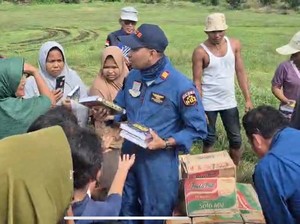 Aksi Kemanusiaan Pilot-Kru Heli Polri Salurkan Al-Quran untuk Anak-anak Aceh Tamiang
