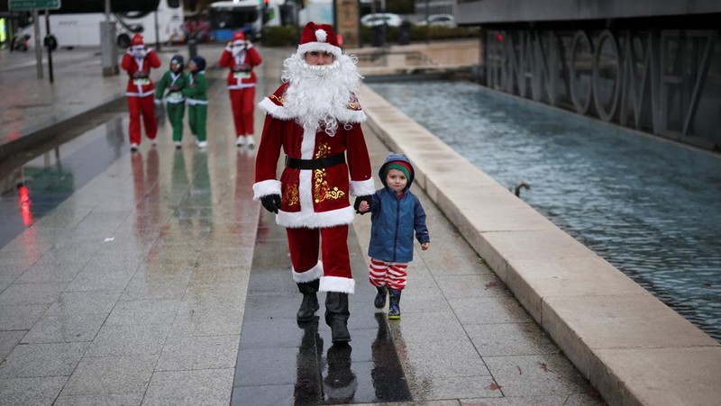 People dressed as Santa Claus ride their motorcycles through Barcelona, Spain, December 21, 2025. REUTERS/ Bruna Casas