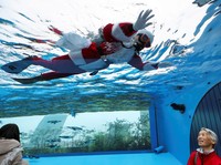 Aksi Warga Dunia Saat Kenakan Kostum Santa di Natal 2025