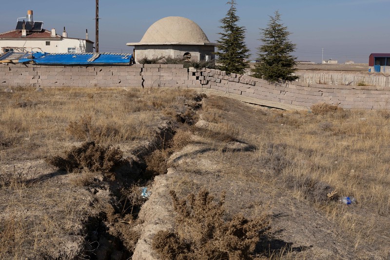 Sebuah tayangan drone menunjukkan lubang-lubang runtuhan yang terbentuk di tengah lahan pertanian di provinsi Konya, Turki, 19 Desember 2025. (REUTERS/Umit Bektas)