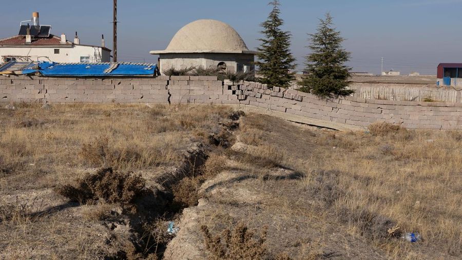 Sebuah tayangan drone menunjukkan lubang-lubang runtuhan yang terbentuk di tengah lahan pertanian di provinsi Konya, Turki, 19 Desember 2025. (REUTERS/Umit Bektas)