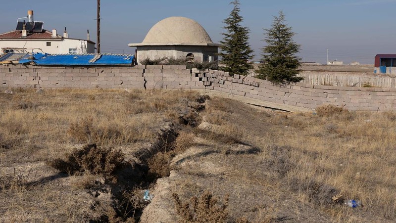 Sebuah tayangan drone menunjukkan lubang-lubang runtuhan yang terbentuk di tengah lahan pertanian di provinsi Konya, Turki, 19 Desember 2025. (REUTERS/Umit Bektas)