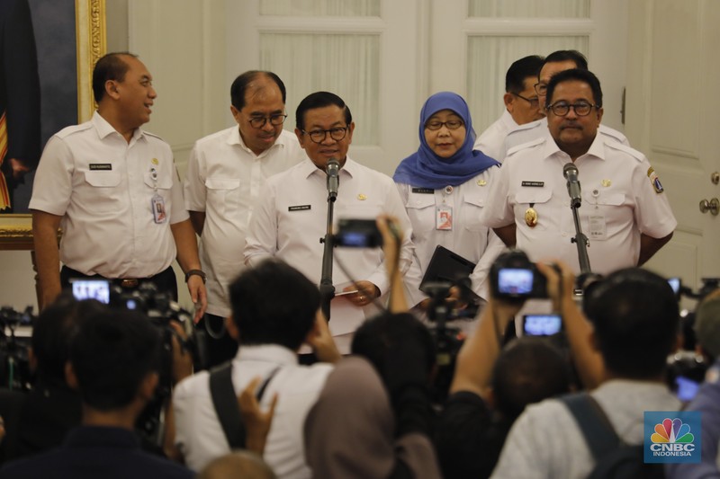 Gubernur DKI Jakarta Pramono Anung saat mengumumkan upah minimum provinsi (UMP) di Balai Kota Jakarta, Rabu (24/12/2025). (CNBC Indonesia/Tri Susilo)