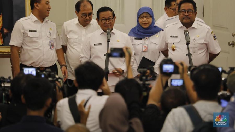 Gubernur DKI Jakarta Pramono Anung saat mengumumkan upah minimum provinsi (UMP) di Balai Kota Jakarta, Rabu (24/12/2025). (CNBC Indonesia/Tri Susilo)