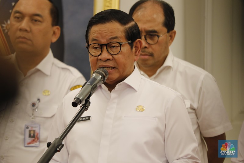 Gubernur DKI Jakarta Pramono Anung saat mengumumkan upah minimum provinsi (UMP) di Balai Kota Jakarta, Rabu (24/12/2025). (CNBC Indonesia/Tri Susilo)