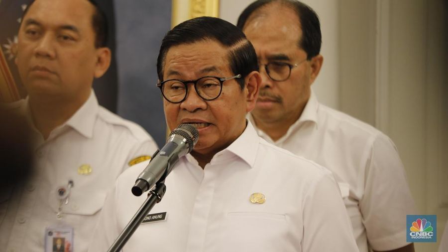 Gubernur DKI Jakarta Pramono Anung saat mengumumkan upah minimum provinsi (UMP) di Balai Kota Jakarta, Rabu (24/12/2025). (CNBC Indonesia/Tri Susilo)