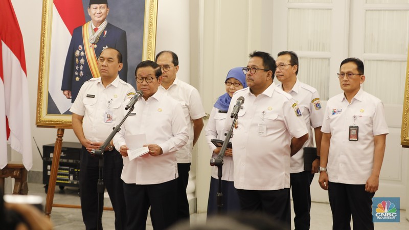Gubernur DKI Jakarta Pramono Anung saat mengumumkan upah minimum provinsi (UMP) di Balai Kota Jakarta, Rabu (24/12/2025). (CNBC Indonesia/Tri Susilo)