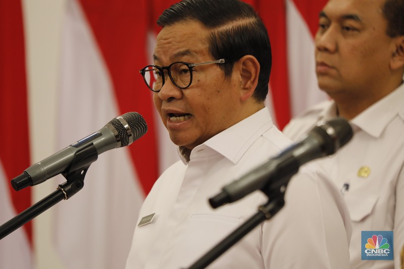 Gubernur DKI Jakarta Pramono Anung saat mengumumkan upah minimum provinsi (UMP) di Balai Kota Jakarta, Rabu (24/12/2025). (CNBC Indonesia/Tri Susilo)