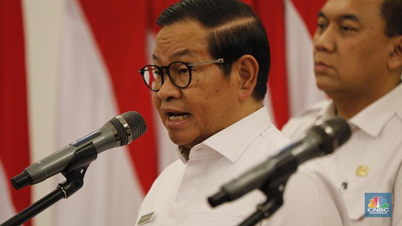 Gubernur DKI Jakarta Pramono Anung saat mengumumkan upah minimum provinsi (UMP) di Balai Kota Jakarta, Rabu (24/12/2025). (CNBC Indonesia/Tri Susilo)