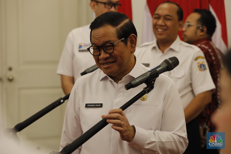 Gubernur DKI Jakarta Pramono Anung saat mengumumkan upah minimum provinsi (UMP) di Balai Kota Jakarta, Rabu (24/12/2025). (CNBC Indonesia/Tri Susilo)