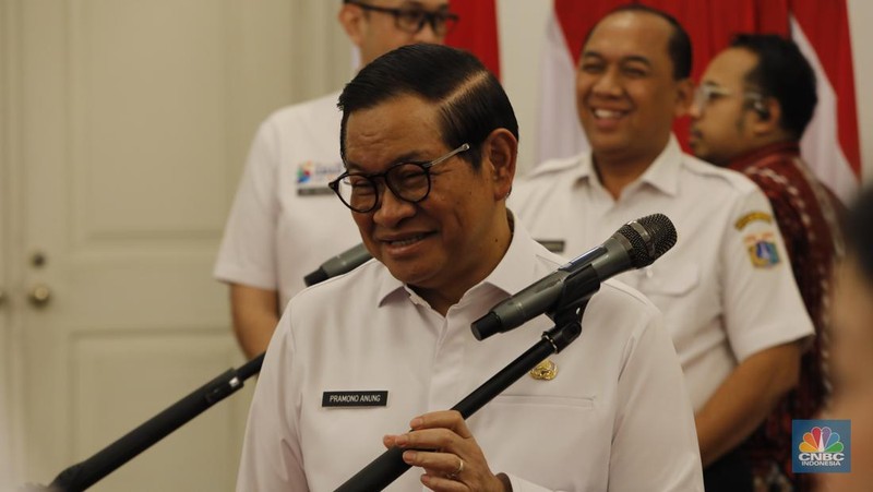 Gubernur DKI Jakarta Pramono Anung saat mengumumkan upah minimum provinsi (UMP) di Balai Kota Jakarta, Rabu (24/12/2025). (CNBC Indonesia/Tri Susilo)