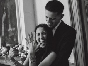 Video Potret Romantis Jennifer Coppen Dilamar Justin Hubner