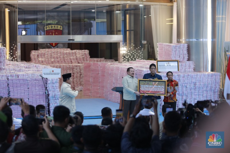 Presiden Prabowo Subianto berbincang dengan Jaksa Agung ST Burhanuddin, Menteri Pertahanan Sjafrie Sjamsoeddin, Panglima TNI Jenderal TNI Agus Subiyanto,  Menteri Keuangan Purbaya Yudhi Sadewa, saat kegiatan penyerahan aset sitaan Satuan Tugas (Satgas) Penertiban Kawasan Hutan (PKH) di kompleks Kejaksaan Agung, Jakarta, Rabu (24/12/2025). (CNBC Indonesia/Muhammad Sabki)