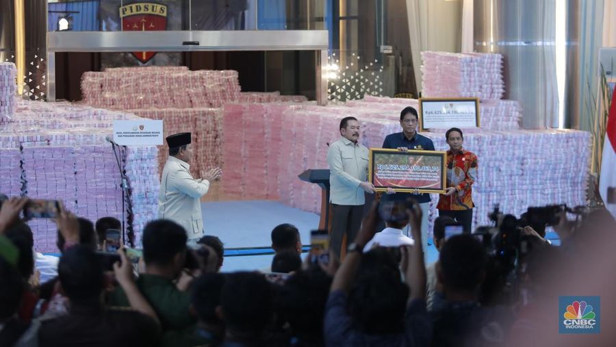 Presiden Prabowo Subianto berbincang dengan Jaksa Agung ST Burhanuddin, Menteri Pertahanan Sjafrie Sjamsoeddin, Panglima TNI Jenderal TNI Agus Subiyanto,  Menteri Keuangan Purbaya Yudhi Sadewa, saat kegiatan penyerahan aset sitaan Satuan Tugas (Satgas) Penertiban Kawasan Hutan (PKH) di kompleks Kejaksaan Agung, Jakarta, Rabu (24/12/2025). (CNBC Indonesia/Muhammad Sabki)