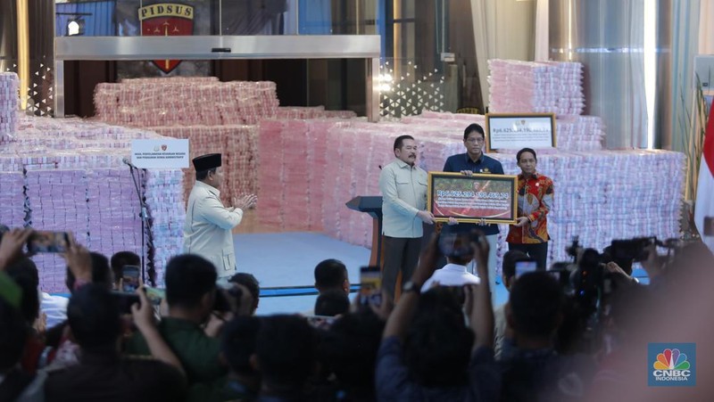 Presiden Prabowo Subianto berbincang dengan Jaksa Agung ST Burhanuddin, Menteri Pertahanan Sjafrie Sjamsoeddin, Panglima TNI Jenderal TNI Agus Subiyanto,  Menteri Keuangan Purbaya Yudhi Sadewa, saat kegiatan penyerahan aset sitaan Satuan Tugas (Satgas) Penertiban Kawasan Hutan (PKH) di kompleks Kejaksaan Agung, Jakarta, Rabu (24/12/2025). (CNBC Indonesia/Muhammad Sabki)