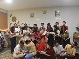 Terselip Kasih di Setiap Momen Tukar Kado Natal
