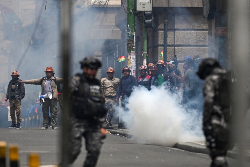 Para penambang yang berafiliasi dengan serikat pekerja utama Bolivia bentrok dengan petugas polisi selama protes menyusul keputusan pemerintah Bolivia untuk mencabut subsidi bahan bakar, yang telah menyebabkan kenaikan harga solar dan bensin, di La Paz, Bolivia, 23 Desember 2025. (REUTERS/Claudia Morales)