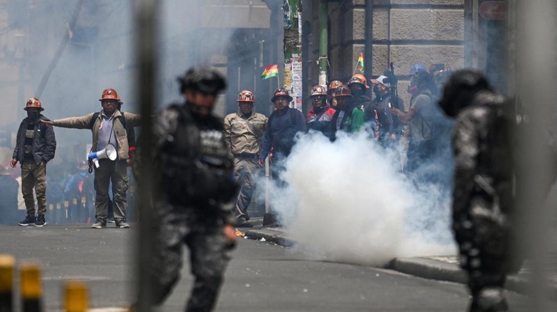 Para penambang yang berafiliasi dengan serikat pekerja utama Bolivia bentrok dengan petugas polisi selama protes menyusul keputusan pemerintah Bolivia untuk mencabut subsidi bahan bakar, yang telah menyebabkan kenaikan harga solar dan bensin, di La Paz, Bolivia, 23 Desember 2025. (REUTERS/Claudia Morales)