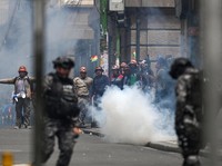 Harga BBM Mahal Buat Ngamuk, Warga Chaos-Polisi Tembak Gas Air Mata