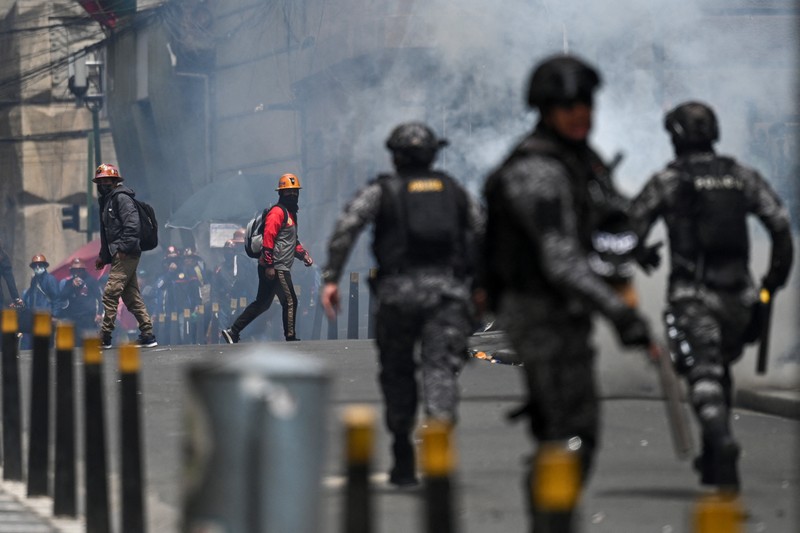 Para penambang yang berafiliasi dengan serikat pekerja utama Bolivia bentrok dengan petugas polisi selama protes menyusul keputusan pemerintah Bolivia untuk mencabut subsidi bahan bakar, yang telah menyebabkan kenaikan harga solar dan bensin, di La Paz, Bolivia, 23 Desember 2025. (REUTERS/Claudia Morales)