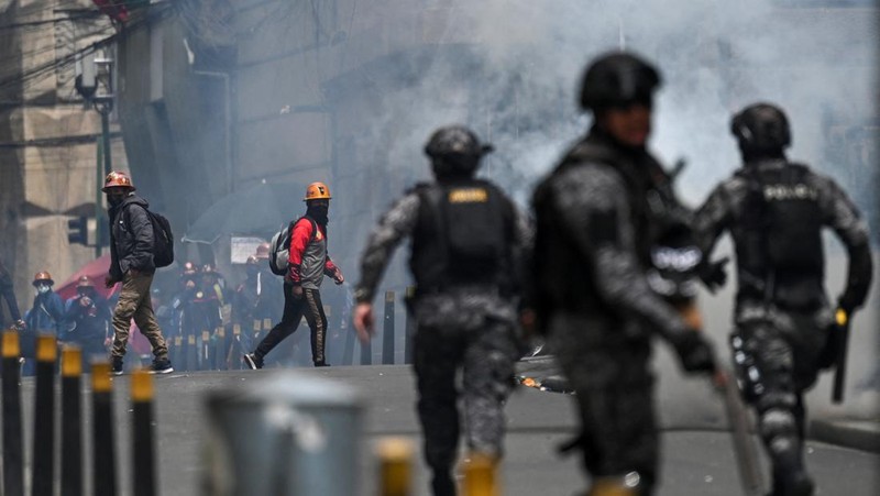 Para penambang yang berafiliasi dengan serikat pekerja utama Bolivia bentrok dengan petugas polisi selama protes menyusul keputusan pemerintah Bolivia untuk mencabut subsidi bahan bakar, yang telah menyebabkan kenaikan harga solar dan bensin, di La Paz, Bolivia, 23 Desember 2025. (REUTERS/Claudia Morales)
