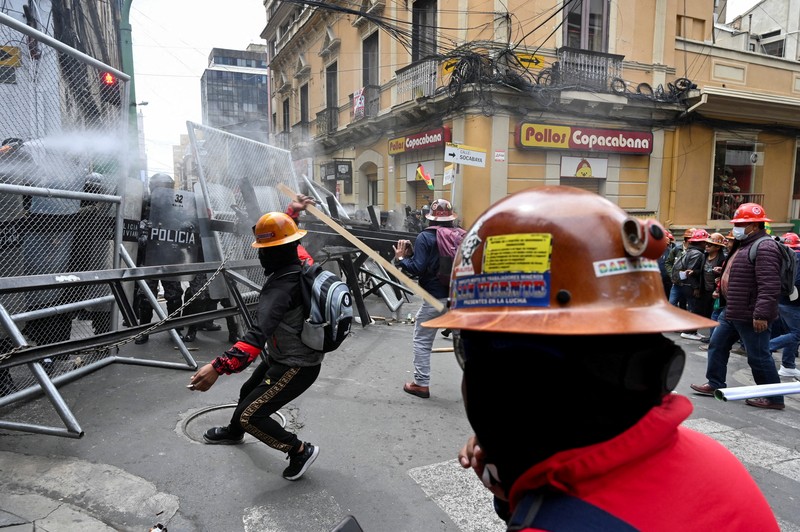 Para penambang yang berafiliasi dengan serikat pekerja utama Bolivia bentrok dengan petugas polisi selama protes menyusul keputusan pemerintah Bolivia untuk mencabut subsidi bahan bakar, yang telah menyebabkan kenaikan harga solar dan bensin, di La Paz, Bolivia, 23 Desember 2025. (REUTERS/Claudia Morales)