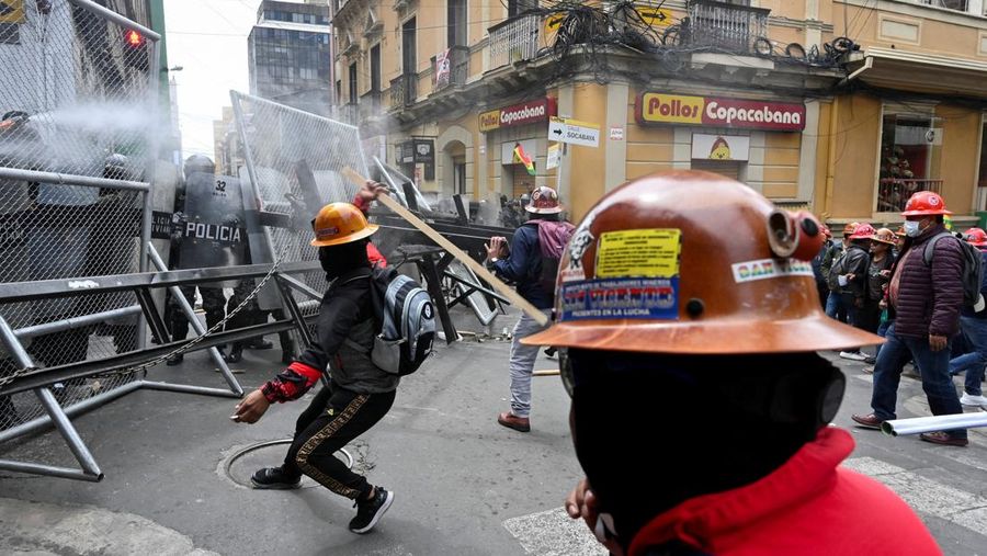 Para penambang yang berafiliasi dengan serikat pekerja utama Bolivia bentrok dengan petugas polisi selama protes menyusul keputusan pemerintah Bolivia untuk mencabut subsidi bahan bakar, yang telah menyebabkan kenaikan harga solar dan bensin, di La Paz, Bolivia, 23 Desember 2025. (REUTERS/Claudia Morales)