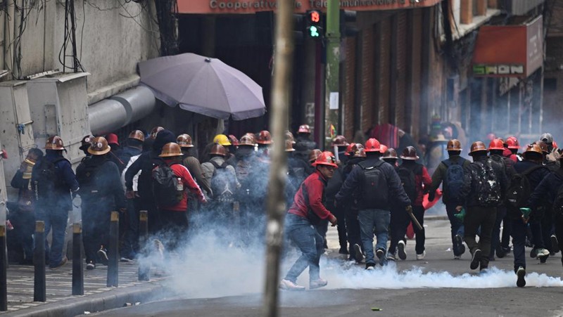 Para penambang yang berafiliasi dengan serikat pekerja utama Bolivia bentrok dengan petugas polisi selama protes menyusul keputusan pemerintah Bolivia untuk mencabut subsidi bahan bakar, yang telah menyebabkan kenaikan harga solar dan bensin, di La Paz, Bolivia, 23 Desember 2025. (REUTERS/Claudia Morales)