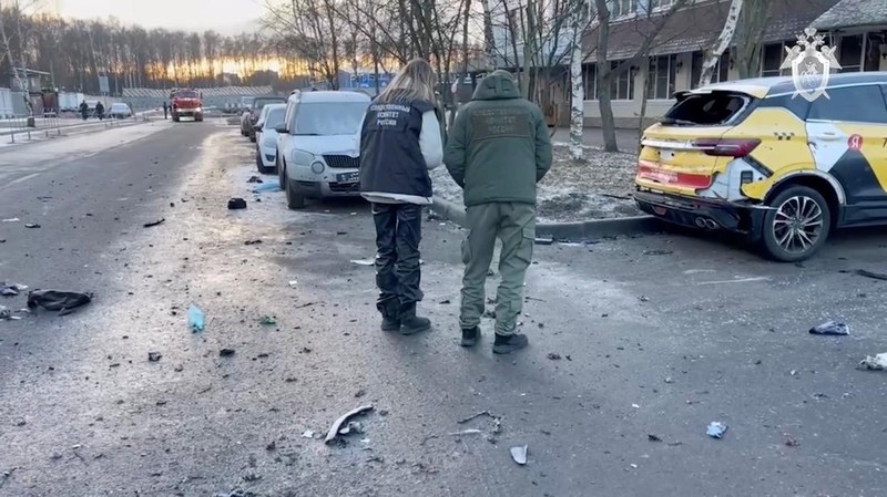 Petugas penegak hukum memblokir jalan di dekat lokasi kejadian di mana dua petugas polisi lalu lintas dan satu orang lainnya tewas dalam ledakan di Moskow, Rusia, 24 Desember 2025. REUTERS/Ramil Sitdikov