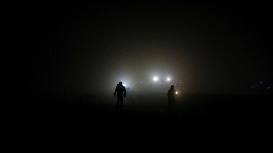 Pasukan keamanan Turki dan tim pencarian dan penyelamatan bekerja di sekitar lokasi jatuhnya jet yang membawa kepala staf angkatan darat Libya, Mohammed Ali Ahmed Al-Haddad, dekat desa Kesikkavak, Turki, 24 Desember 2025. (REUTERS/Cagla Gurdogan)