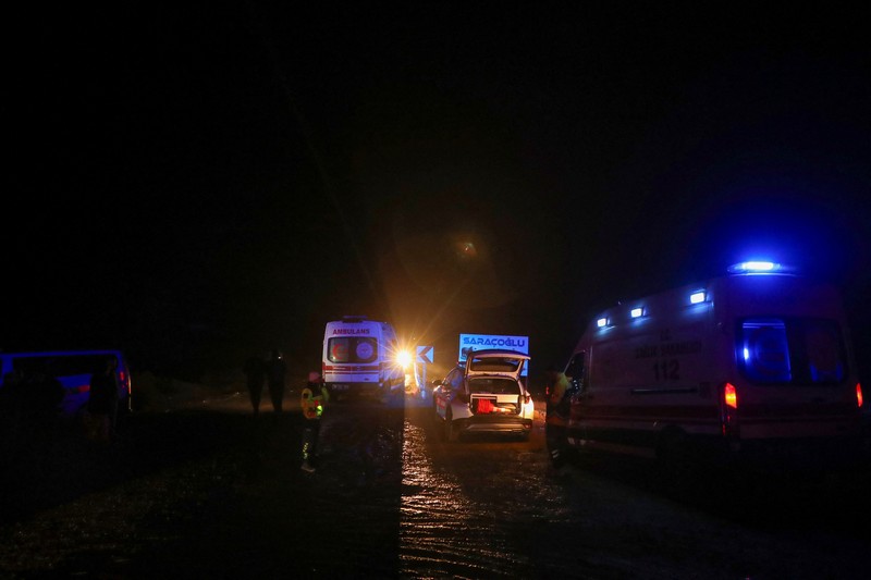 Pasukan keamanan Turki dan tim pencarian dan penyelamatan bekerja di sekitar lokasi jatuhnya jet yang membawa kepala staf angkatan darat Libya, Mohammed Ali Ahmed Al-Haddad, dekat desa Kesikkavak, Turki, 24 Desember 2025. (REUTERS/Cagla Gurdogan)