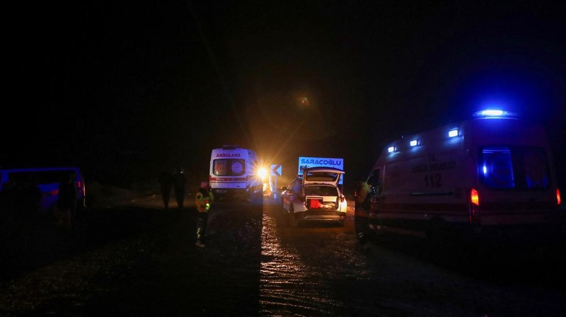 Pasukan keamanan Turki dan tim pencarian dan penyelamatan bekerja di sekitar lokasi jatuhnya jet yang membawa kepala staf angkatan darat Libya, Mohammed Ali Ahmed Al-Haddad, dekat desa Kesikkavak, Turki, 24 Desember 2025. (REUTERS/Cagla Gurdogan)