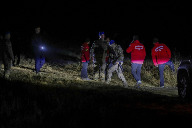 Pasukan keamanan Turki dan tim pencarian dan penyelamatan bekerja di sekitar lokasi jatuhnya jet yang membawa kepala staf angkatan darat Libya, Mohammed Ali Ahmed Al-Haddad, dekat desa Kesikkavak, Turki, 24 Desember 2025. (REUTERS/Cagla Gurdogan)